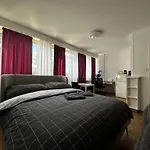 01 Convenient Central Studio - Station Station