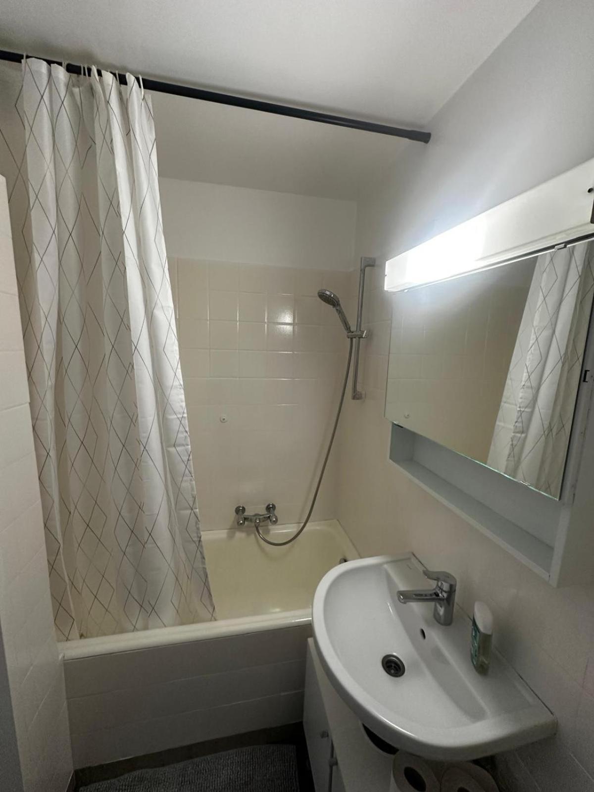 01 Convenient - Station Station Genf