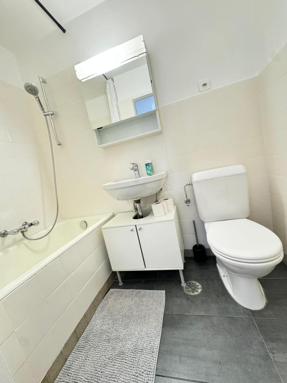 01 Convenient - Station Station