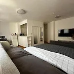 01 Convenient Central Studio - Station Station