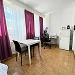 01 Convenient Central Studio - Station Station