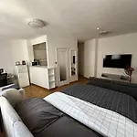 01 Convenient Central Studio - Station Station