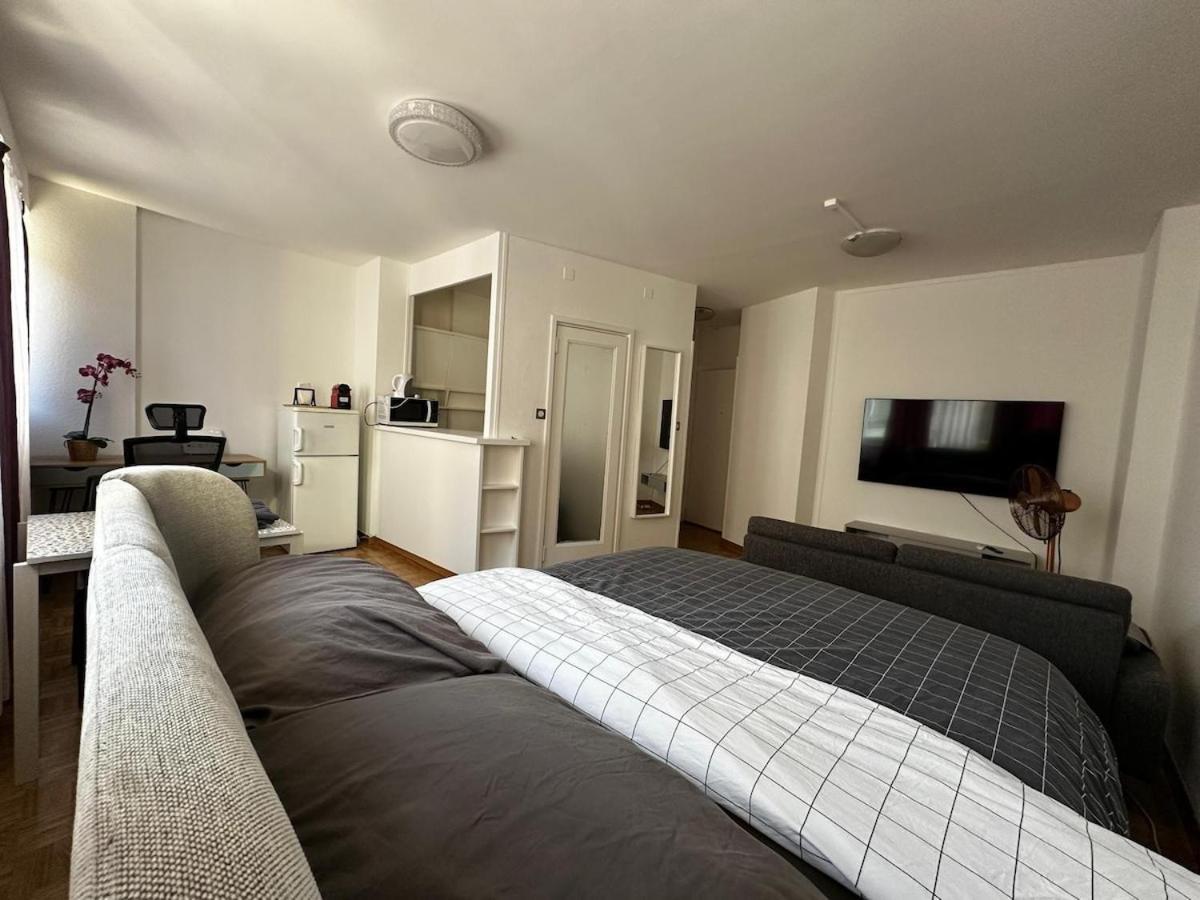 01 Convenient - Station Station * Genf